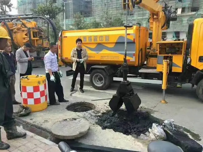 茄子河街道：网格员化身“清道夫”，为民解忧疏通“堵心”化粪池